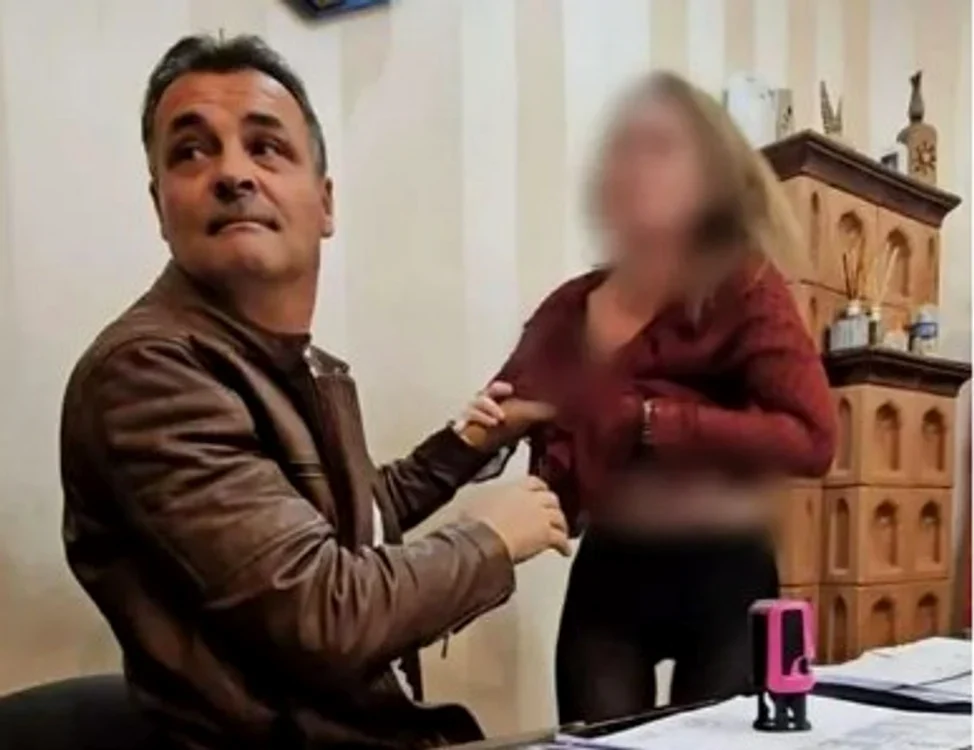 Primarul din Livezile, arestat preventiv după acuzații de agresiune sexuală. Angajata care apare în imagini a depus plângere la poliție