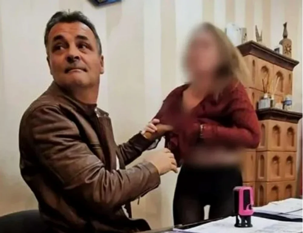 Primarul comunei Livezile, acuzat că a agresat sexual o angajată, a fost reținut de polițiști