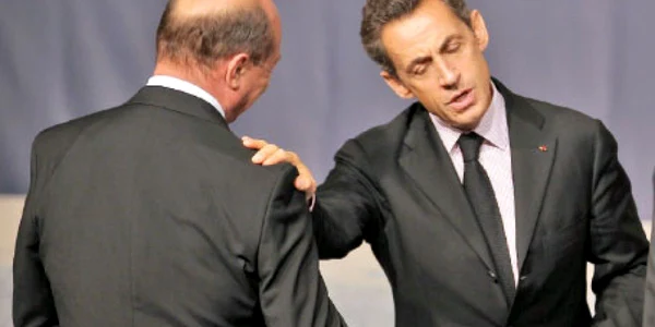 Traian Băsescu şi Nicolas Sarkozy, surprinşi într-un  dialog mai puţin cordial  