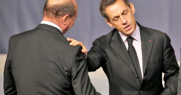 Traian Băsescu şi Nicolas Sarkozy, surprinşi într-un  dialog mai puţin cordial  