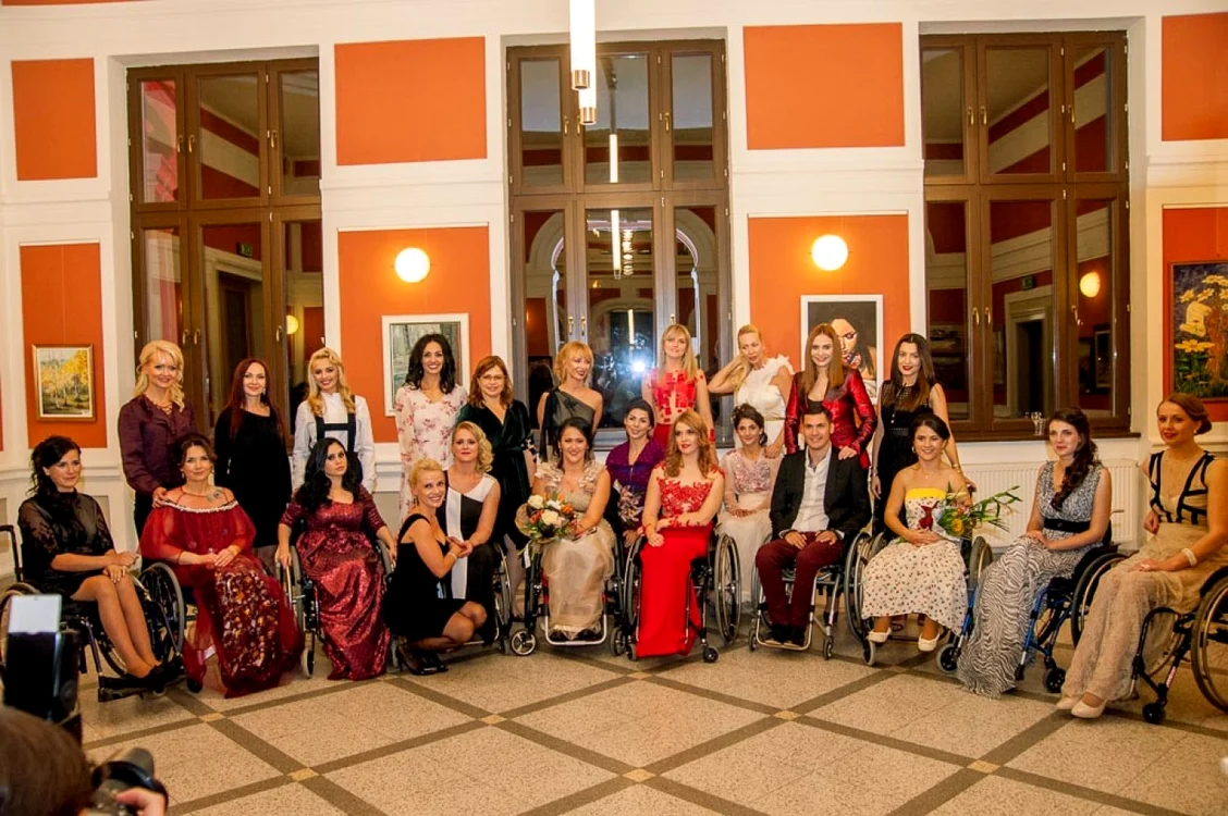 12 frumuseţi FOTO Atipic Beauty