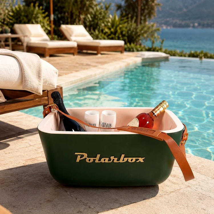 Polarbox Classic lângă piscină cu băuturi reci, perfect pentru plajă și picnic / Lerche Werbemittel
