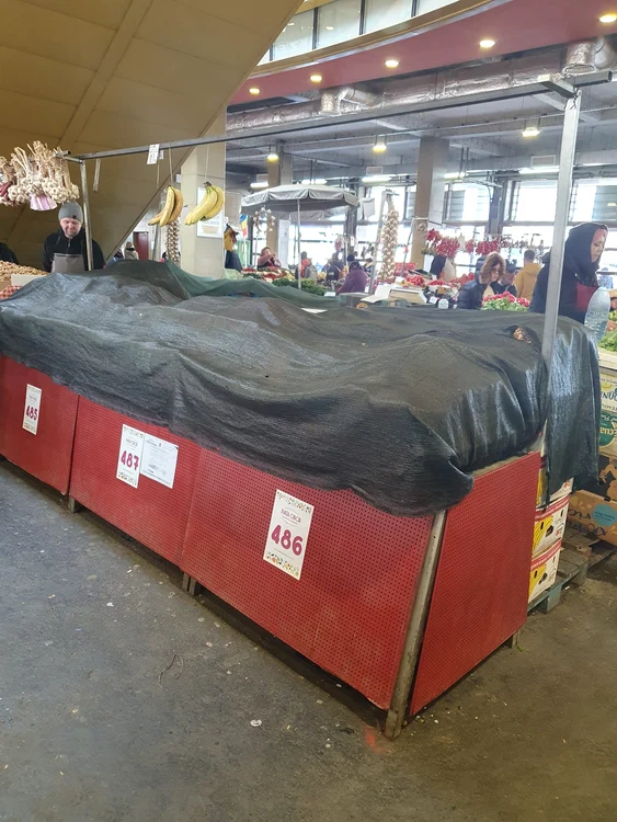 În Obor, tarabele  unde se vindeau  fructe exotice  erau închise