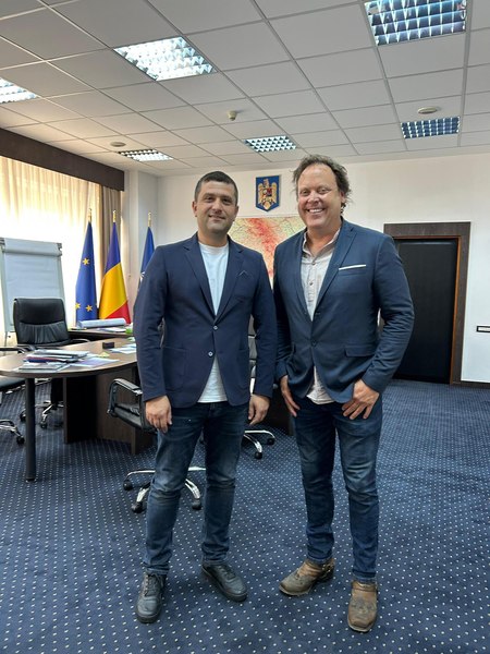 Jurnalistul Charlie Ottley a cerut cetățenia română, dar dosarul este blocat de birocrație. Vizită surpriză la Ministerul Economiei