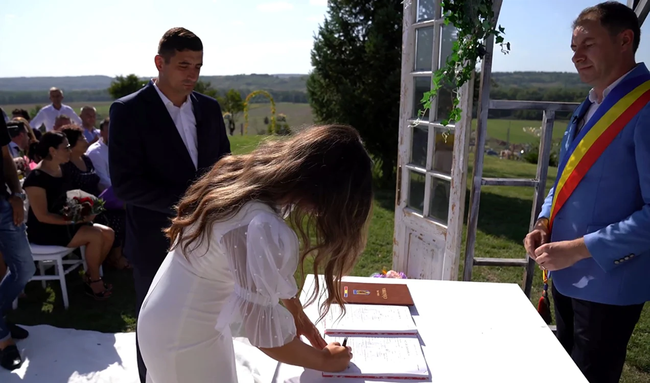 Ilinca a semnat emoționată  certificatul de căsătorie