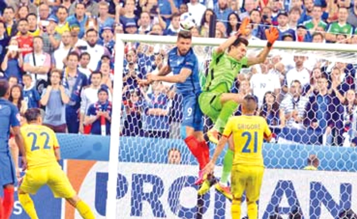 
    Euro 2016, Franţa - România 2-1: Ciprian Tătăruşanu a ieşit greşit la o centrare şi Giroud, de lângă el, a deschis scorul cu capul  
