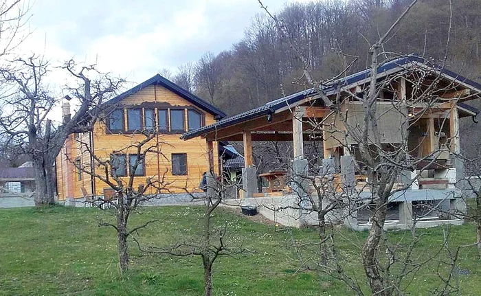 Aceasta este casa din Breaza a lui Cheloo, de unde l-au săltat polițiștii