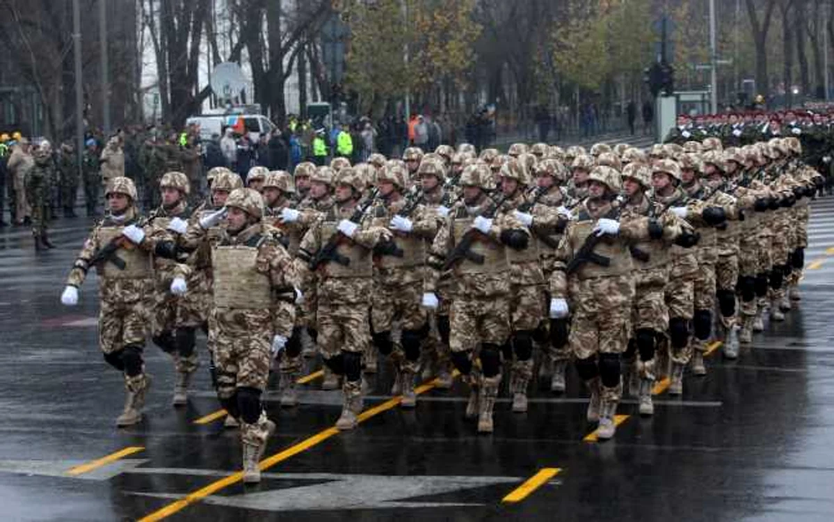 
    Cine va asista la parada militară de 1 Decembrie va trebui să se îmbrace gros, cu haine călduroase de iarnă. Dimineața vor fi temperaturi scăzuteSursa foto: Adevărul  