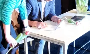 Admiratoarele lui George Burcea au primit câte o lalea jpeg