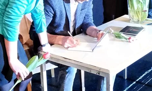 Admiratoarele lui George Burcea au primit câte o lalea jpeg