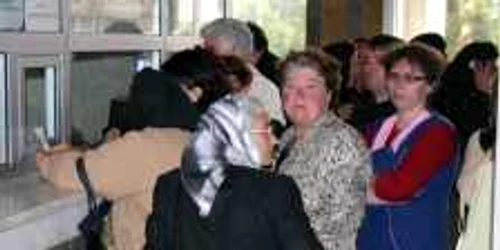 Botoşănenii fac rând pentru a-şi plăti retroactiv contribuţiile la pensii 