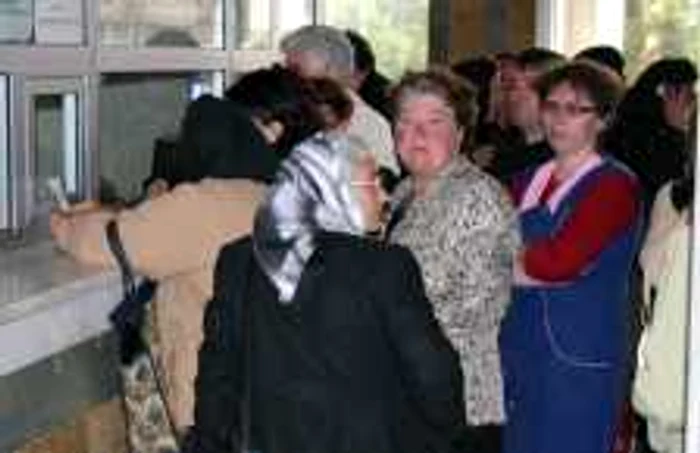 Botoşănenii fac rând pentru a-şi plăti retroactiv contribuţiile la pensii 