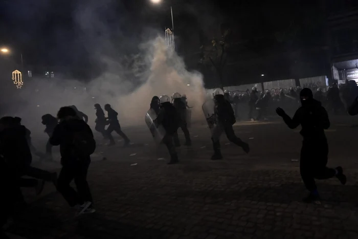 Poliţia a folosit gaze lacrimogene. FOTO: tovima