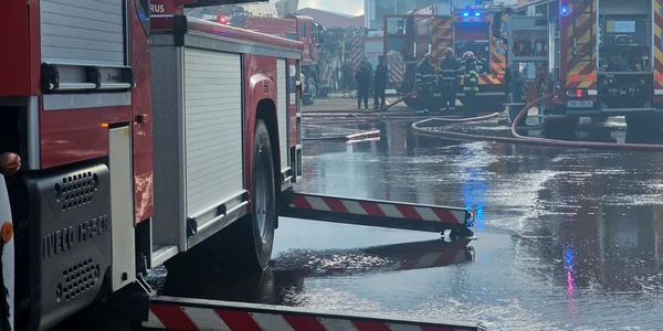5explozie urmată de incendiu pe amplasamentul fabricii de PAL din municipiul Sebeș, județul Alba foto ISU ALBA jpeg