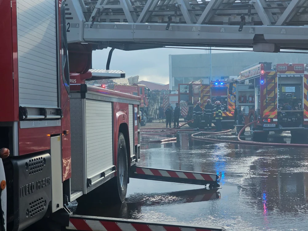 Cauza incendiului de la fabrica de pal din Sebeș, stabilită de ISU Alba. Patru persoane au fost rănite în urma deflagrației