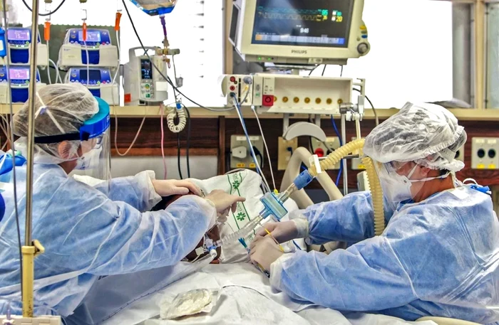 Starea sistemului de sănătate din România îi ingrijorează pe mulți studenți la medicină. FOTO: AFP