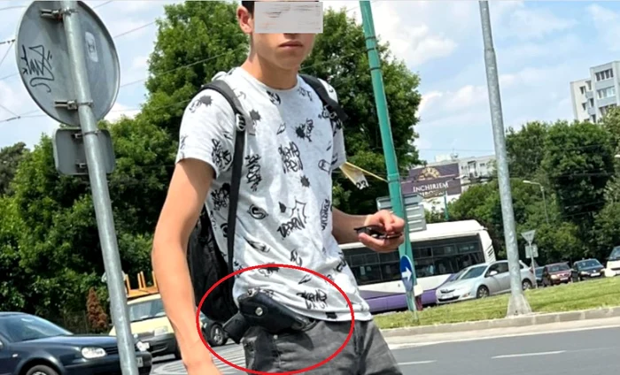 Tânărul a fost filmat în stația de firobuz din Piața Mărăști FOTO Facebook/Info Trafic Timișoara