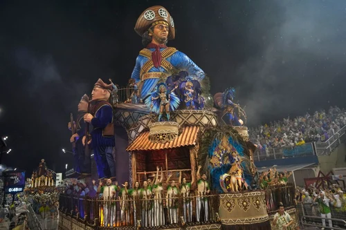 Școlile de samba își vor prezenta talentele în costume elaborate pe platforme mobile decorate (foto: Profimedia)