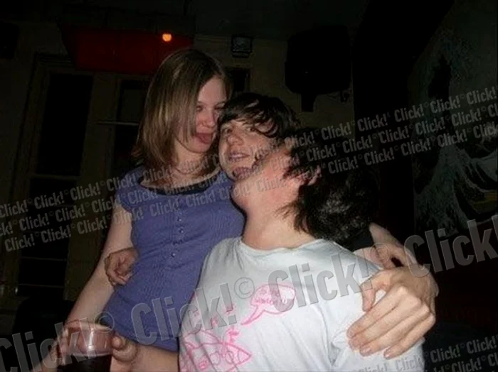 
    Ce vezi ciudat la această fotografie?  