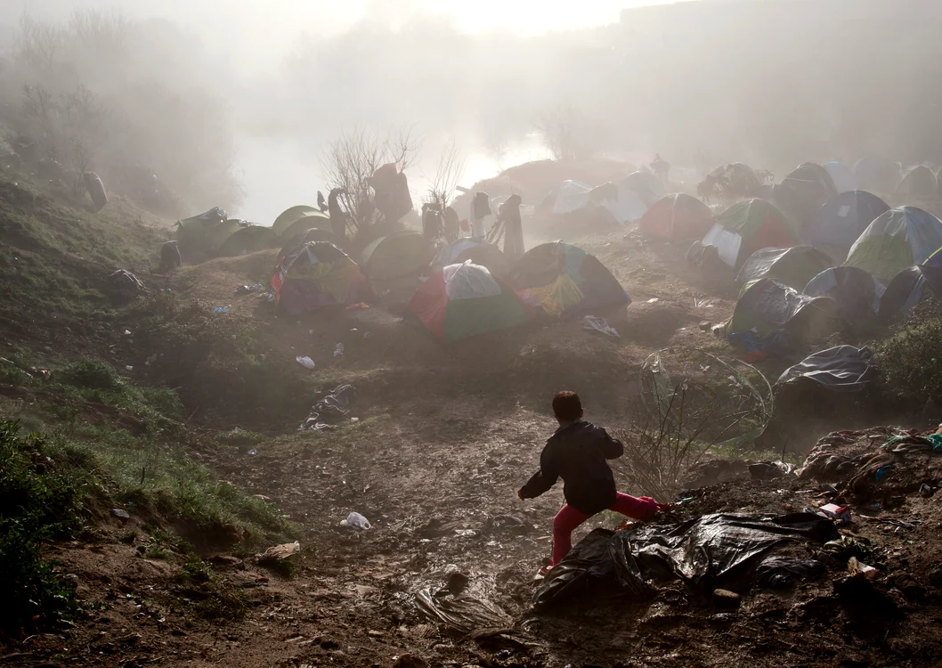 Tabăra unde sunt „cazați” imigranții de la granița Greciei a fost scăldată în noroaie din cauza ploilor