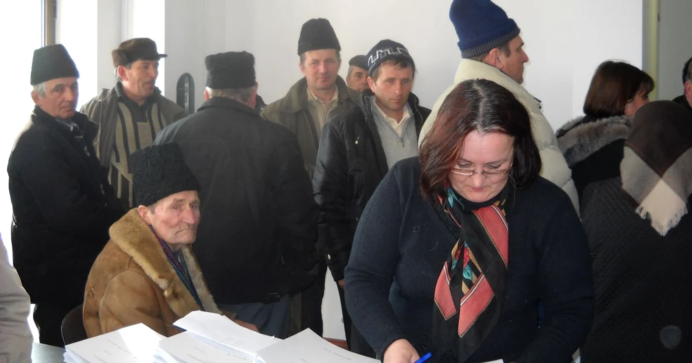 Agricultorii au fost înghesuiţi pe coridoare şi într-o sală de la APIA Alba