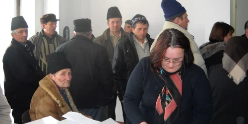 Agricultorii au fost înghesuiţi pe coridoare şi într-o sală de la APIA Alba