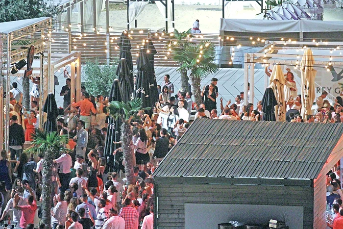 O mașină ANAF, în parcarea din fața cluburilor de fițeFoto: Blitz