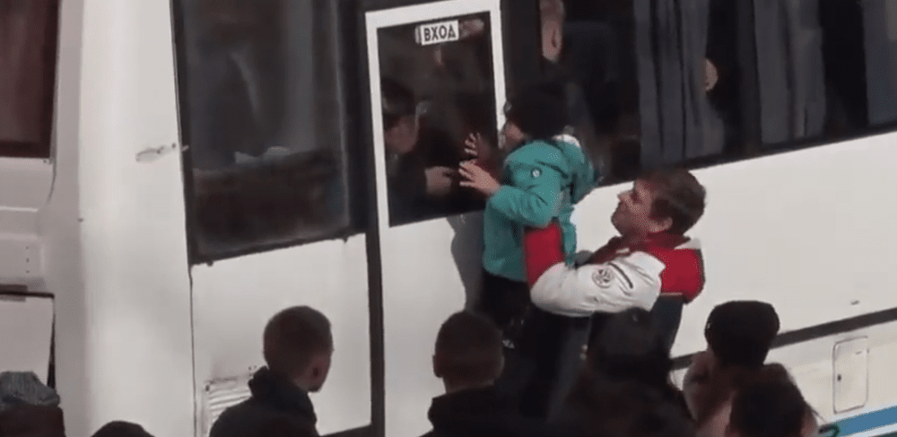 Lupte între recruții ruși și poliție. Autoritățile îi forțează pe bărbați să urce în autobuze VIDEO