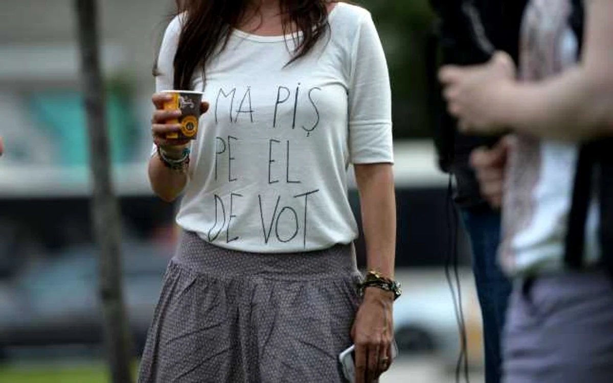 O tânără transmite un mesaj clar în cadrul „grevei cetăţeneşti” din Piaţa Universităţii, duminică, 25 mai, cu ocazia alegerilor europarlamentare FOTO Mediafax