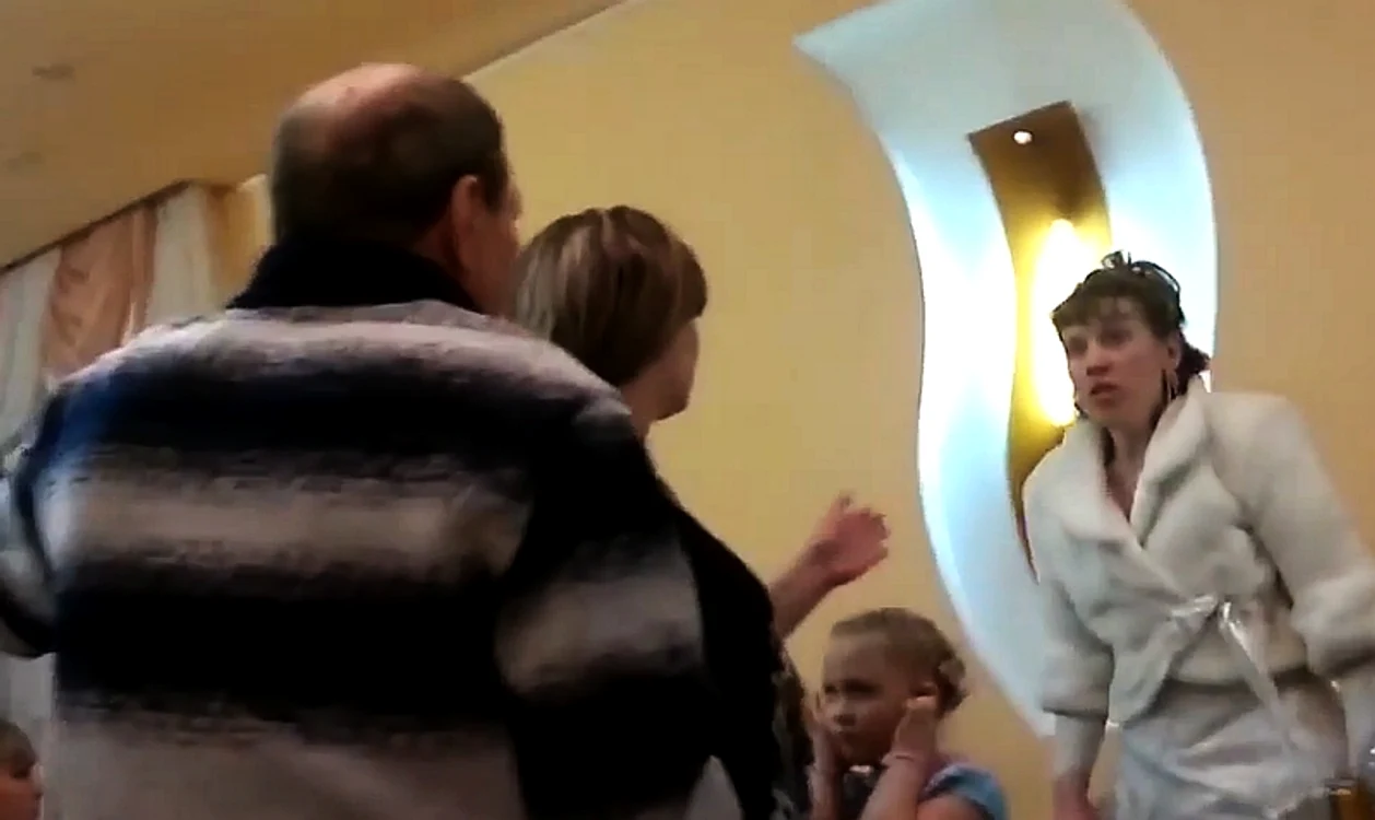 Femeia a făcut un gest care i-a enervat la culme pe socrifoto: captură video