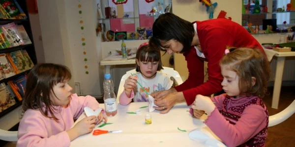 Copiii îşi dezvoltă imaginaţia făcând mărţişoare unicat