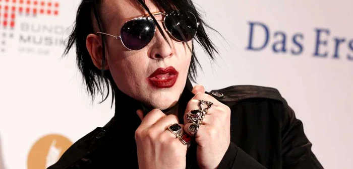 Marilyn
Manson este un cântăreţ controversat, graţie apariţiilor sale
din concerte şi videoclipurilor în care poartă machiaje stridente
şi afişează o alură androgină FOTO Reuters