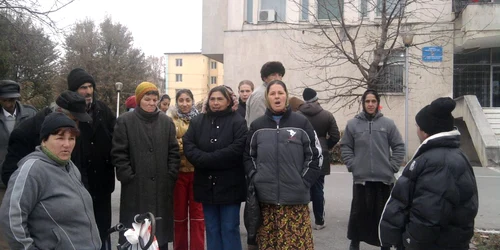 Asistaţii social şi-au cerut drepturile în faţa Prefecturii Teleorman