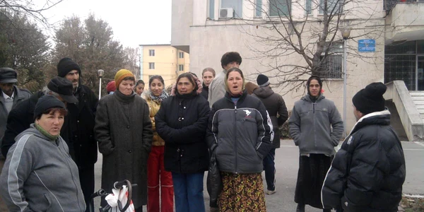 Asistaţii social şi-au cerut drepturile în faţa Prefecturii Teleorman
