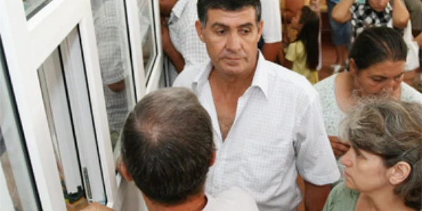 Căpşunarii stau la cozi pentru a-şi schimba buletinul