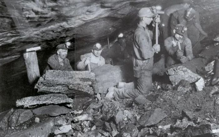 
    Mineri în mina Aurelia într-o fotografie de epocăFoto: adevărul.ro  