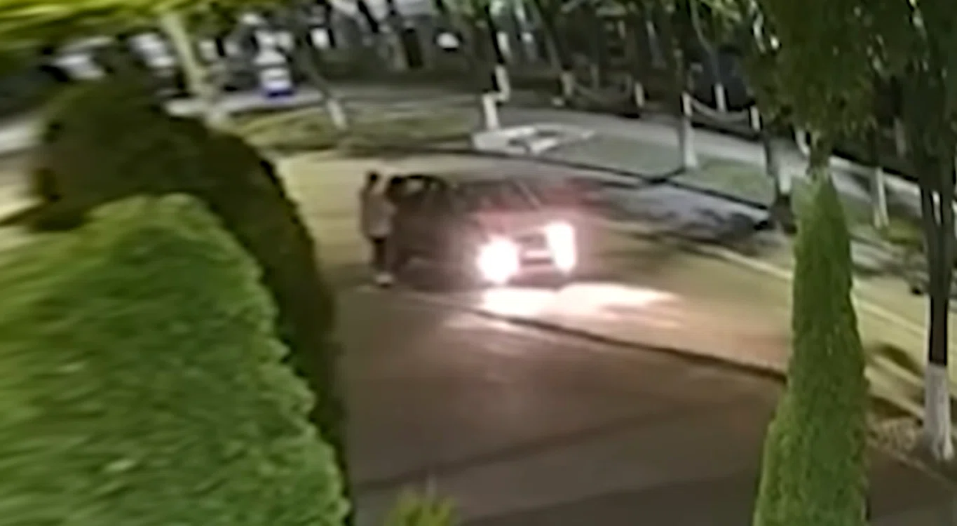 Captură de pe camerele de supraveghere. Momentul în care tânăra se urcă în mașină