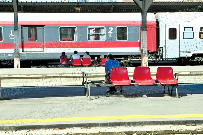 Băncile destinate călătorilor care aşteaptă trenul au fost furate sau sparte de huligani