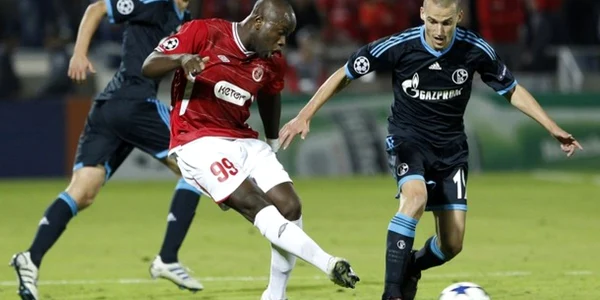 Toto Tamuz (centru), jucător israelian de origine nigeriană, joacă la Hapoel Tel Aviv