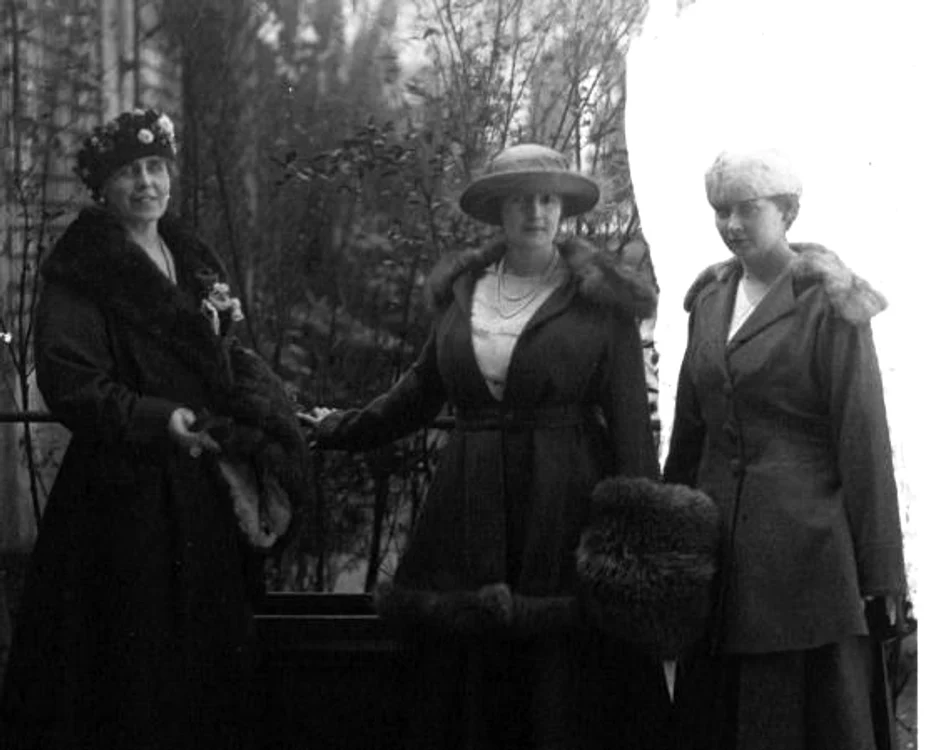 la reine de roumanie a paris dans la cour de lhotel ritz avec ses deux filles 1919 meurisse jpg jpeg