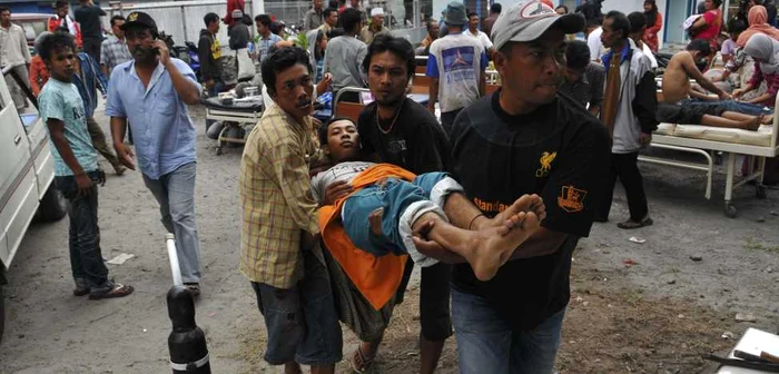 Un rănit este transportat la o clinică medicală din Aceh, după ce Indonezia a fost zdruncinată de un cutremur puternic. Autorităţile continuă să-i caute pe supravieţuitori. FOTO: Reuters