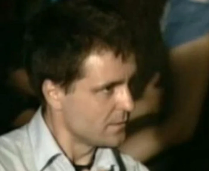 
    Nicușor Dan şi domnişoara mult prea expusă.  