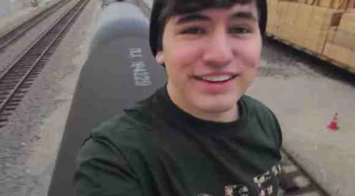 
    Tot mai mulți adolescenți își fac selfie pe tren și suferă accidente teribileFoto: captură Youtube  