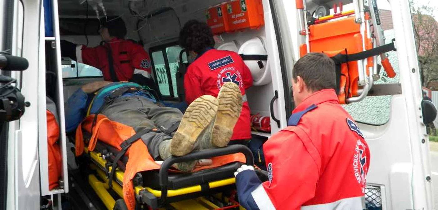 Cinci tone de piatră au căzut peste el