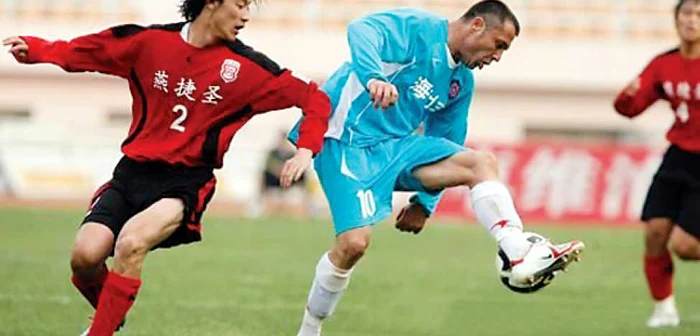 Sabin Ilie (dreapta), a jucat la Qingdao Hailifeng între 2007 şi 2010