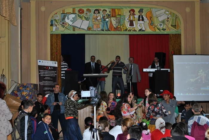 Grupul “Illo Terno” al şcolii Foto: ADRIANA BARANGA