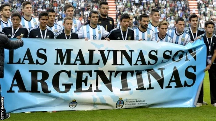 Bannerul afişat de jucătorii Argentinei, înainte de amicalul cu Slovenia. FOTO: Getty Images