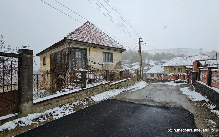 Asfaltul s-a terminat în mijlocul satului Poienița Voinii. Foto: Daniel Guță. ADEVĂRUL
