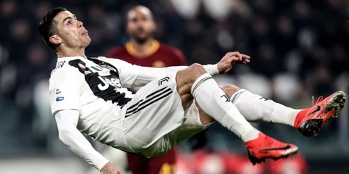 Imaginea Zilei / Portughezul Cristiano Ronaldo de la Juventus execută o lovitură foarfecă în timpul meciului de fotbal din Serie A dintre FC Juventus şi AS Roma la stadionul Juventus din Torino Italia FOTO AFP / Isabella Bonotto / 23 dec 2018