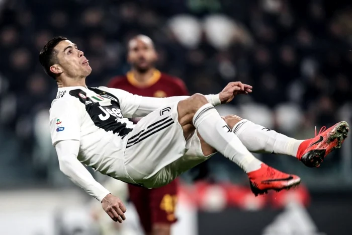 Imaginea Zilei / Portughezul Cristiano Ronaldo de la Juventus execută o lovitură foarfecă în timpul meciului de fotbal din Serie A dintre FC Juventus şi AS Roma la stadionul Juventus din Torino Italia FOTO AFP / Isabella Bonotto / 23 dec 2018